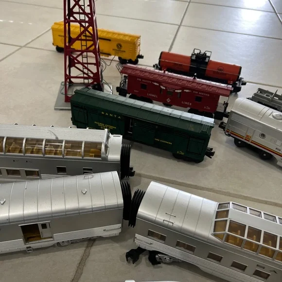 Vintage Model electric Train Set with Assorted Cars - Picture 7 of 9